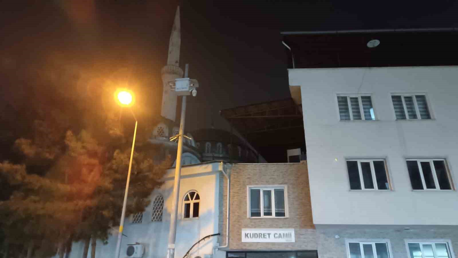 Batman’da cami minaresine yıldırım düştü
