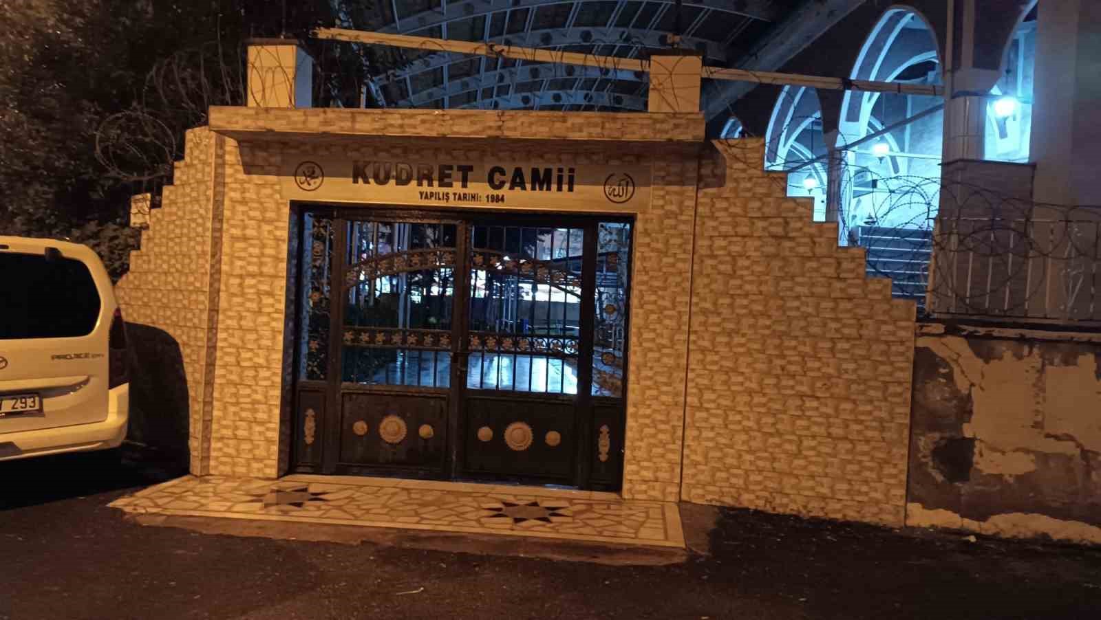 Batman’da cami minaresine yıldırım düştü
