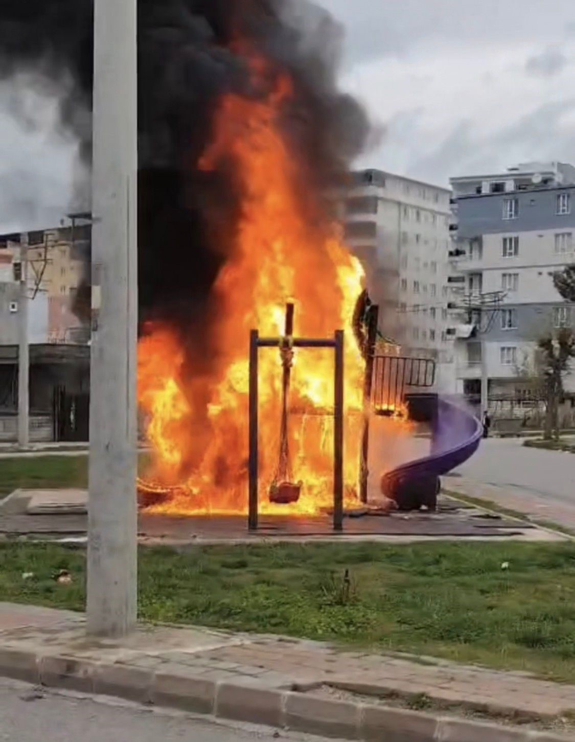 Batman’da çocuk parkında korkutan yangın
