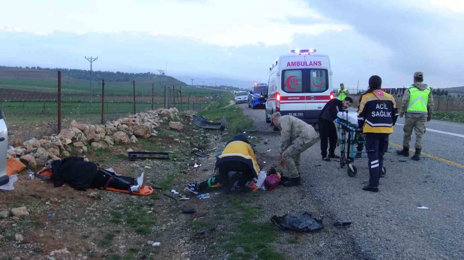 Batman’da direğe çarpıp takla atan araç hurdaya döndü: 5 yaralı
