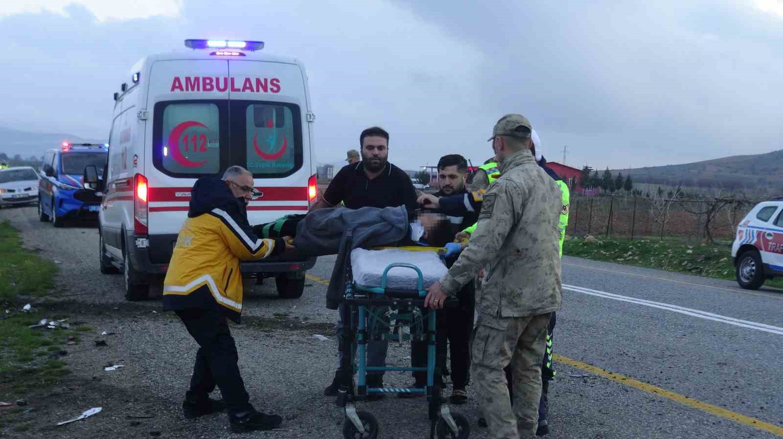 Batman’da direğe çarpıp takla atan araç hurdaya döndü: 5 yaralı
