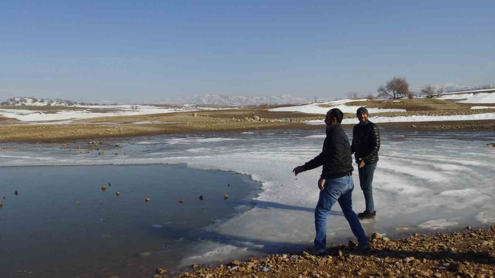 Batman’da donan göletin üstünde fotoğraf çektiler

