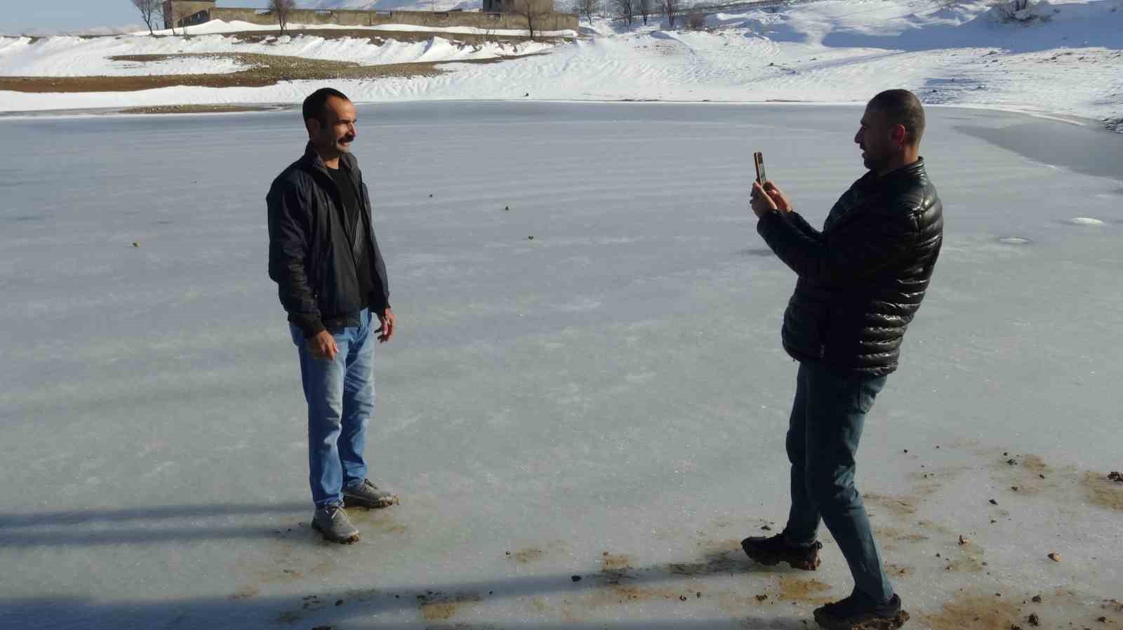 Batman’da donan göletin üstünde fotoğraf çektiler
