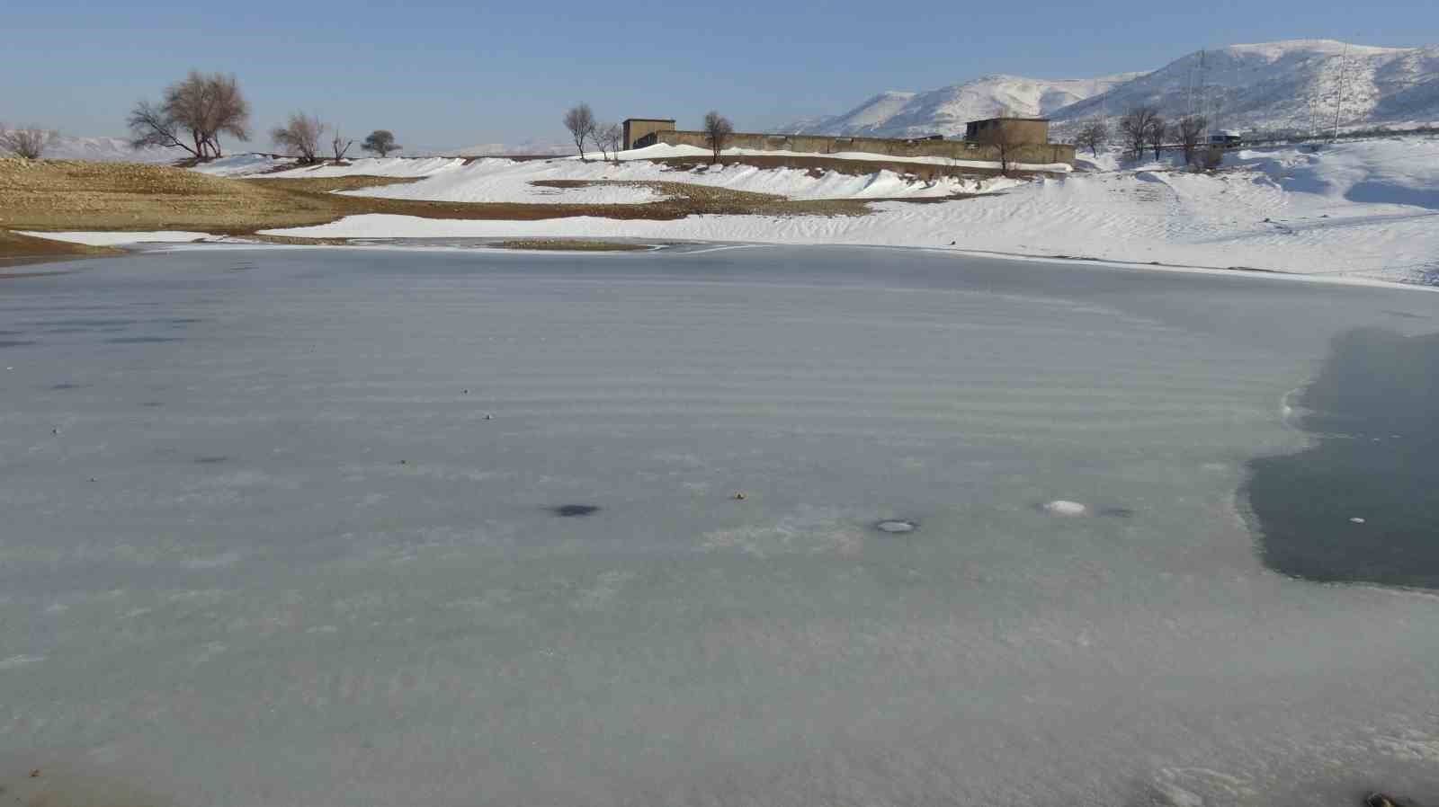 Batman’da donan göletin üstünde fotoğraf çektiler
