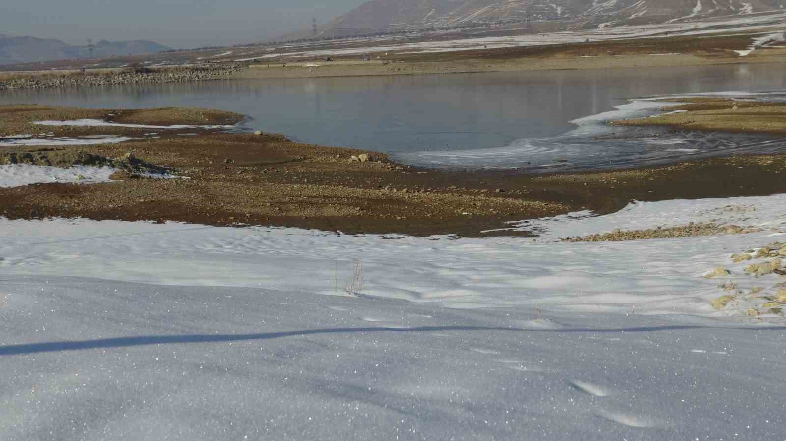Batman’da donan göletin üstünde fotoğraf çektiler
