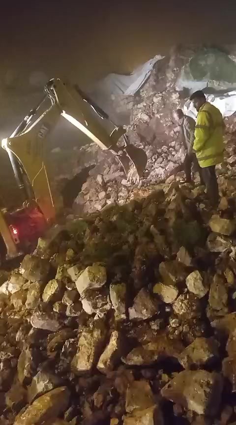 Batman’da fırtınada 2 katlı taş bina çöktü: Enkaz altında kalan 5 büyükbaş hayvan kurtarıldı
