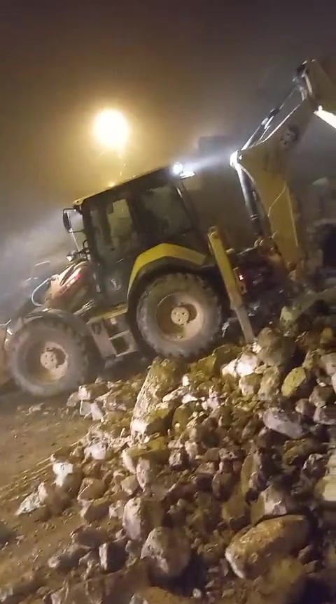 Batman’da fırtınada 2 katlı taş bina çöktü: Enkaz altında kalan 5 büyükbaş hayvan kurtarıldı
