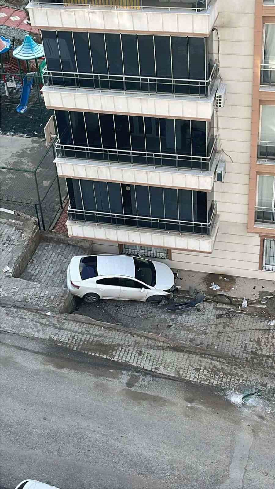 Batman’da freni boşalan akaryakıt tankeri park halindeki araçlara çarptı: 8 araç hasar gördü
