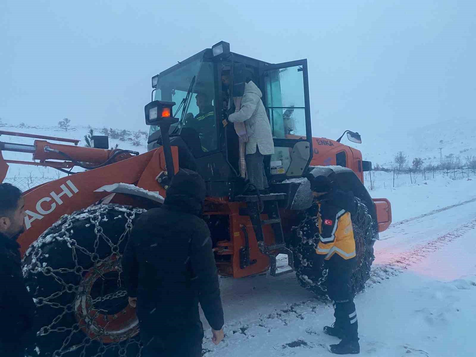 Batman’da hamile kadın kepçeyle kurtarıldı
