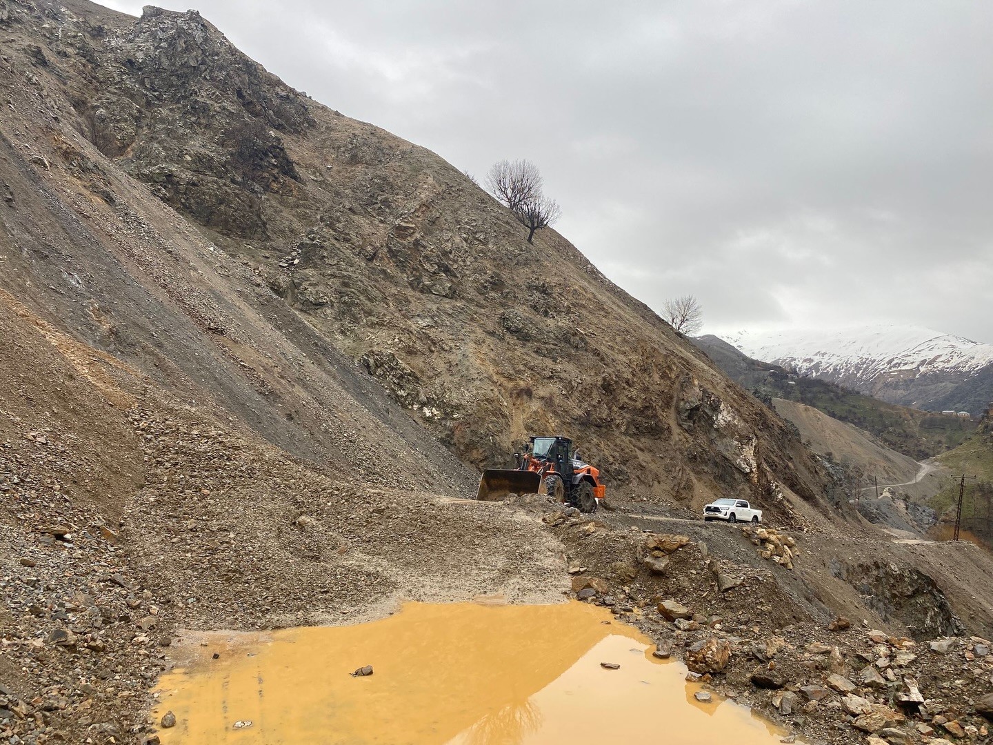 Batman’da heyelan: Köy yolları ulaşıma kapandı
