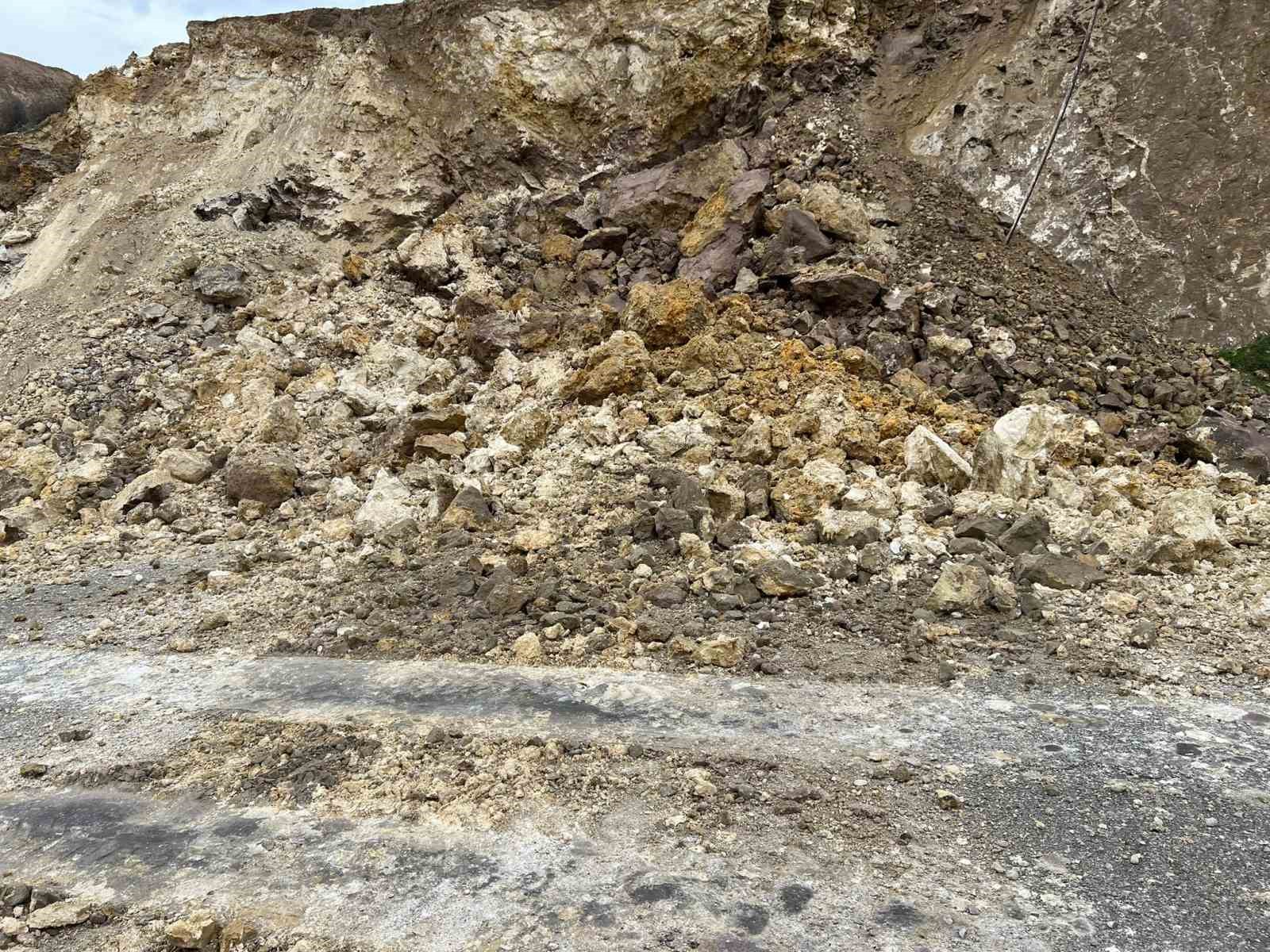 Batman’da heyelan: Üniversitenin yolu ulaşıma kapandı
