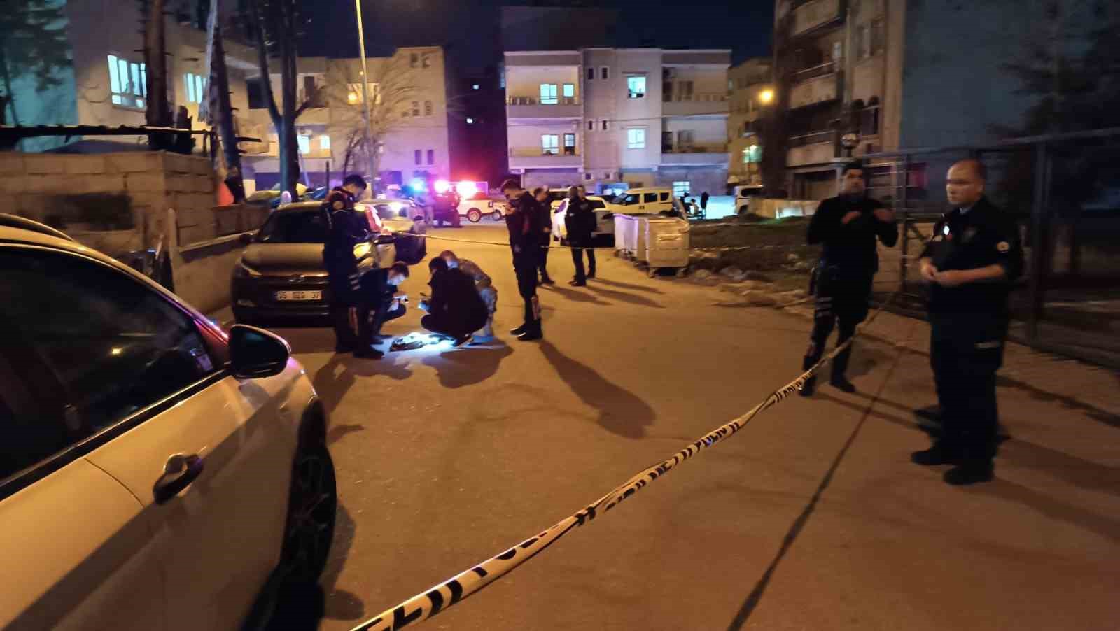 Batman’da iftar sonrası uzun namlulu silahla rastgele ateş açan şahıs tutuklandı
Batman’da iftar sonrası uzun namlulu silahla rastgele ateş açan şahıs tutuklandı