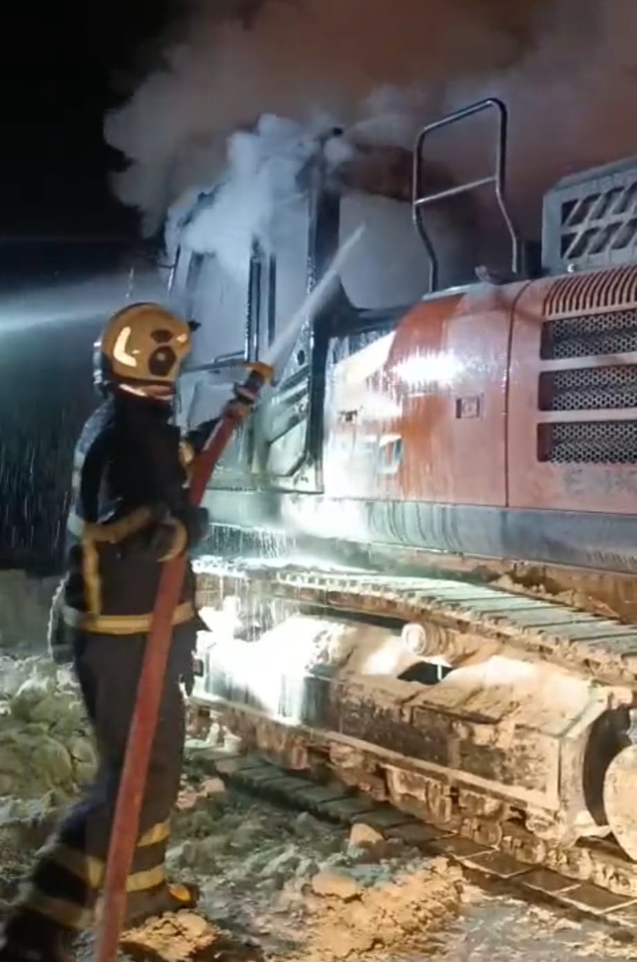 Batman’da iş makinesi yandı
