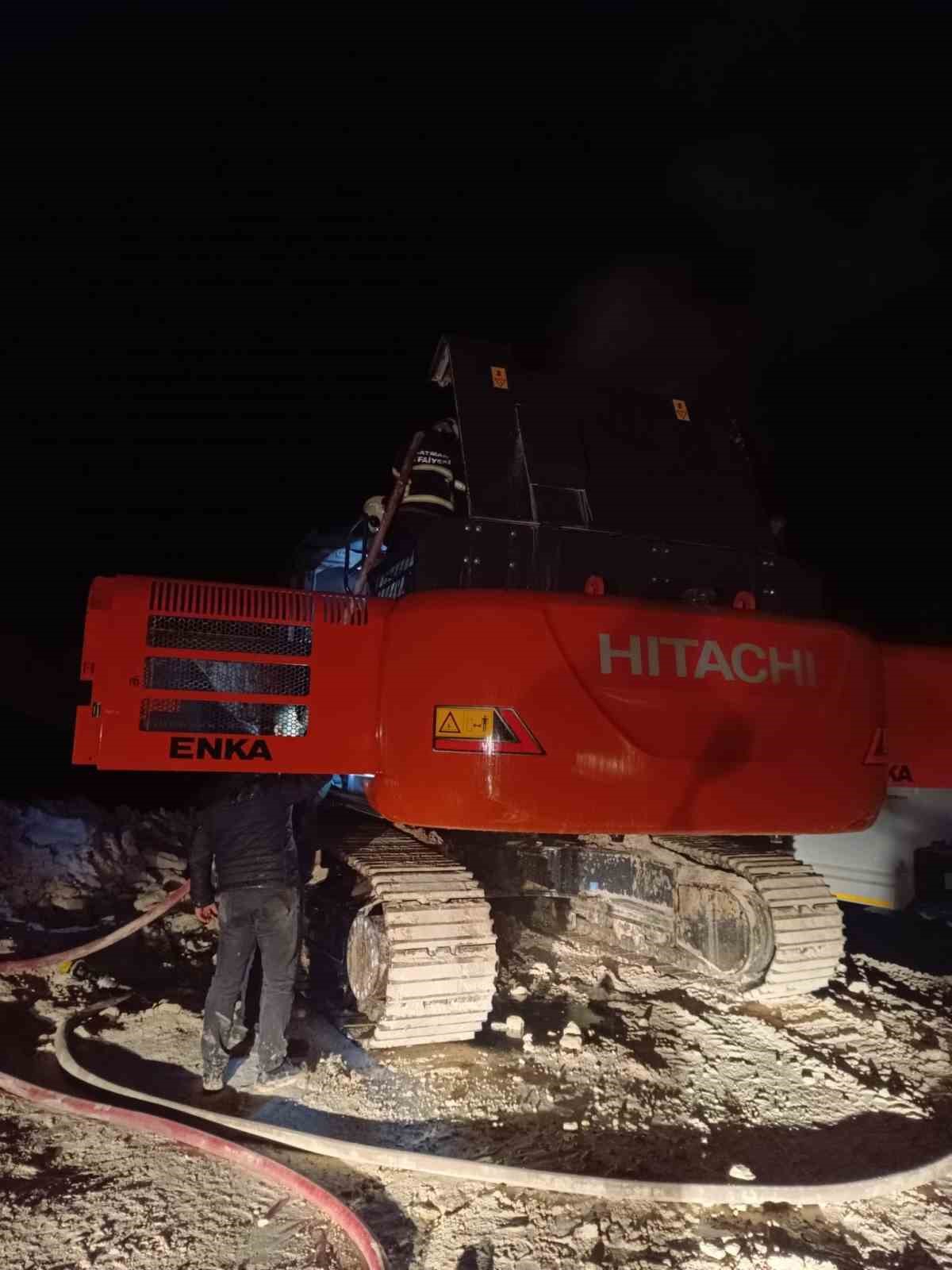 Batman’da iş makinesi yandı
