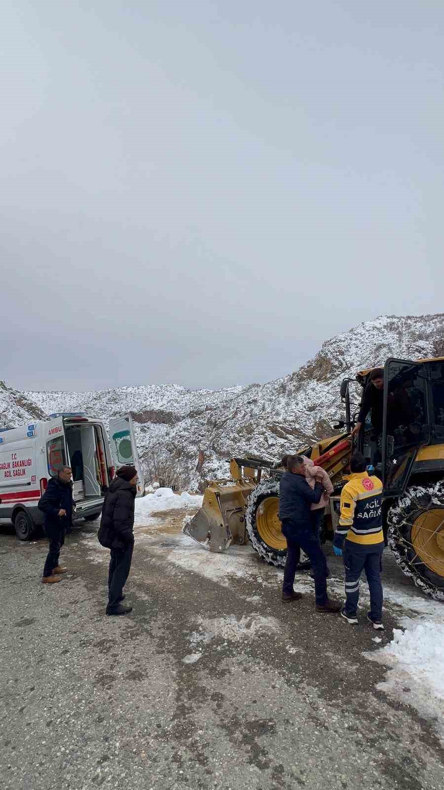 Batman’da kapalı yol açıldı, 14 yaşındaki Gülsüm sağlık ekiplerine ulaştırıldı

