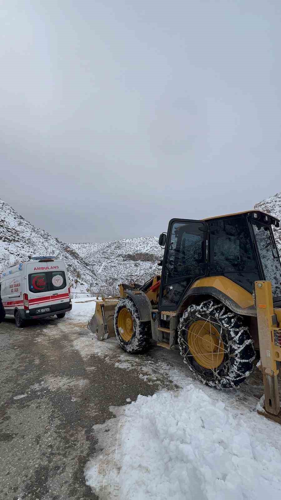 Batman’da kapalı yol açıldı, 14 yaşındaki Gülsüm sağlık ekiplerine ulaştırıldı
