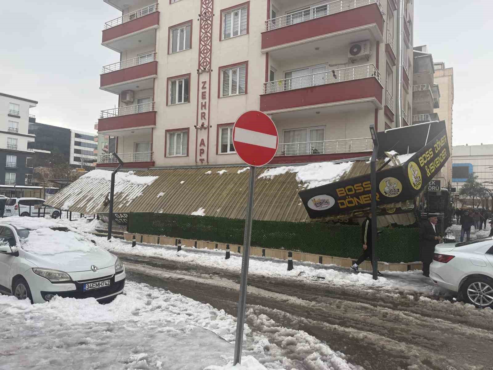 Batman’da kar nedeniyle iş yerlerin sundurması çöktü
