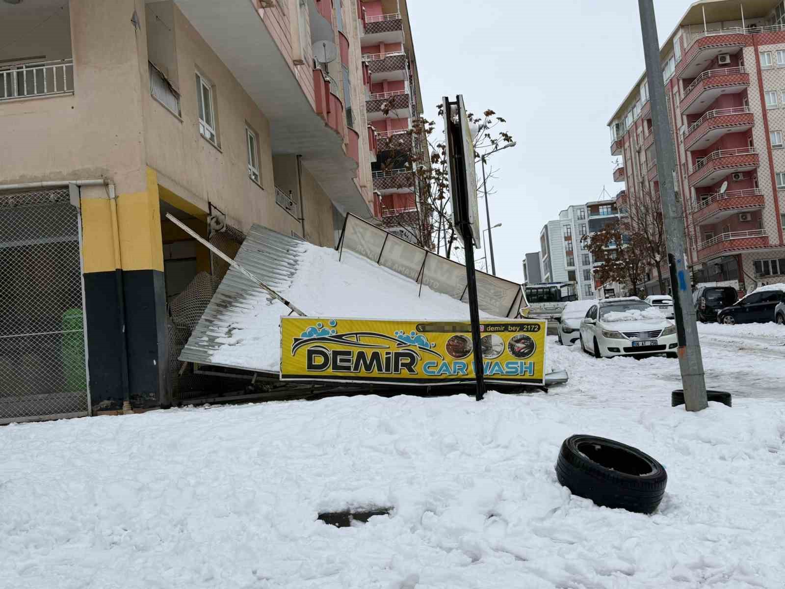 Batman’da kar nedeniyle iş yerlerin sundurması çöktü
