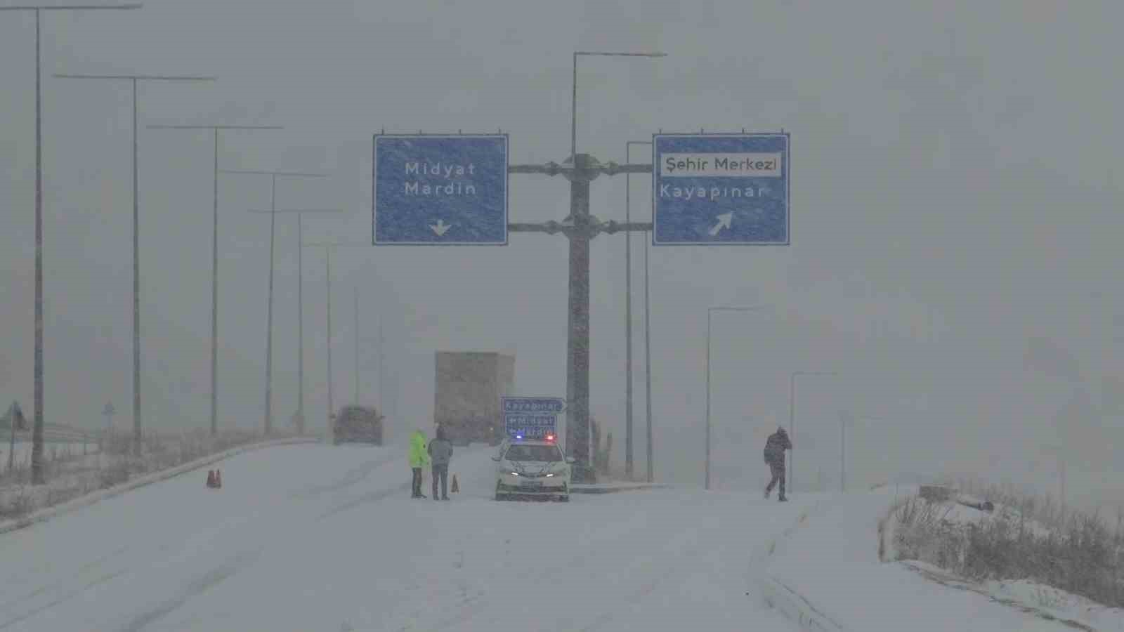 Batman’da kar teyakkuzu: Ayrancı Geçidi’nde "zincir" denetimi, köy yollarında kurtarma operasyonu
