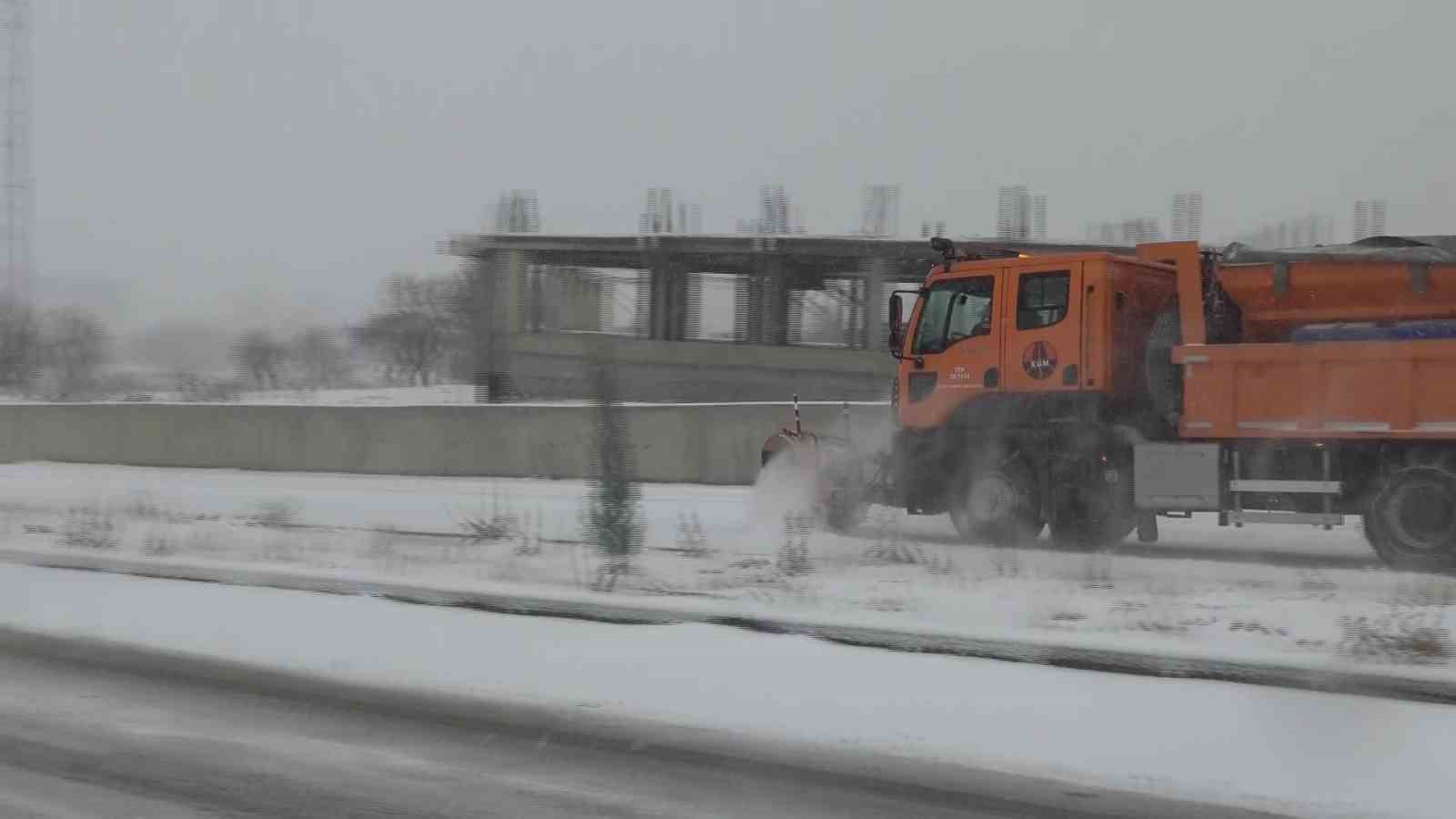 Batman’da kar teyakkuzu: Ayrancı Geçidi’nde "zincir" denetimi, köy yollarında kurtarma operasyonu
