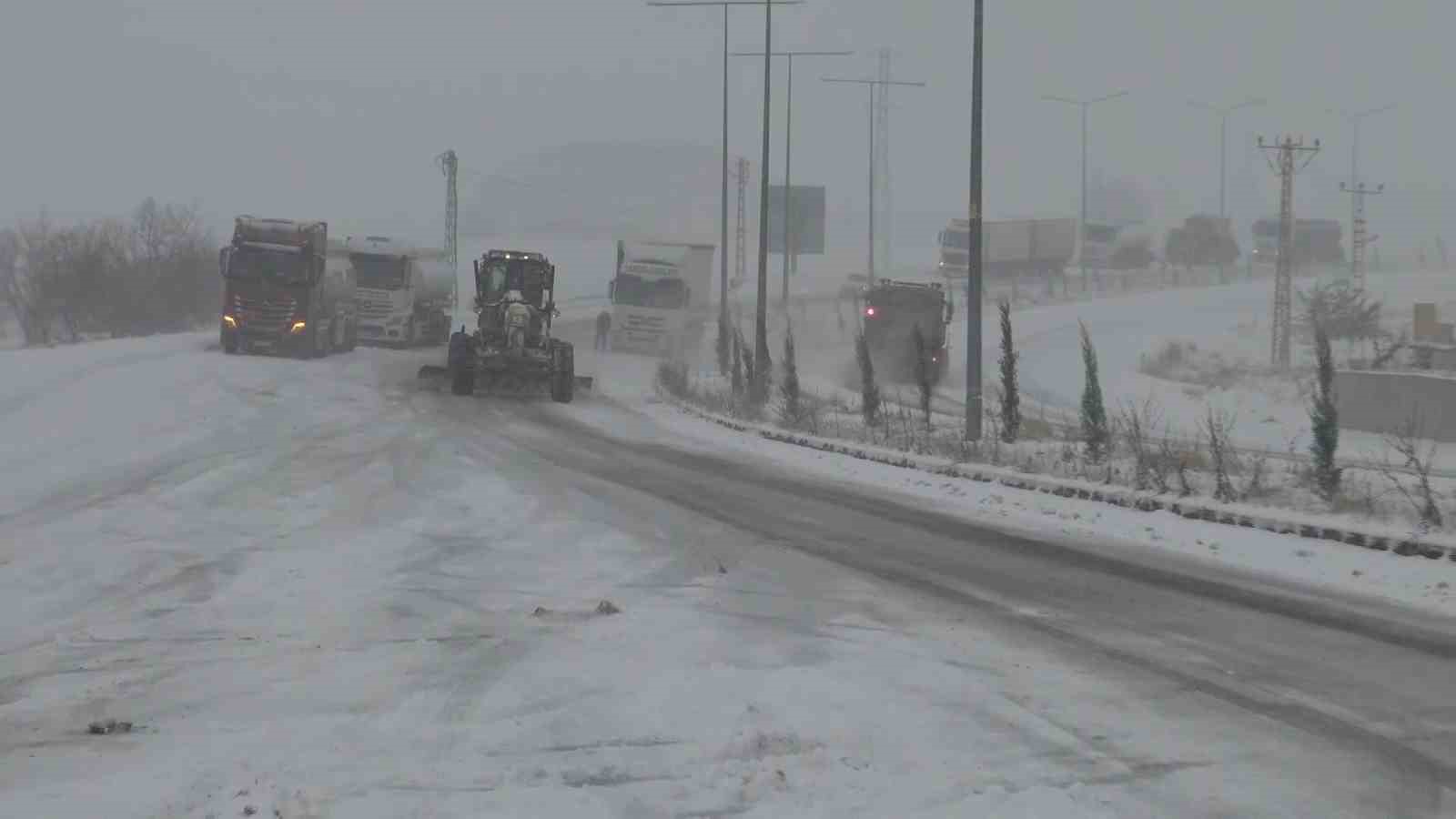Batman’da kar teyakkuzu: Ayrancı Geçidi’nde "zincir" denetimi, köy yollarında kurtarma operasyonu
