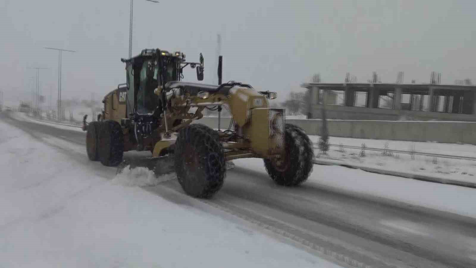 Batman’da kar teyakkuzu: Ayrancı Geçidi’nde "zincir" denetimi, köy yollarında kurtarma operasyonu
