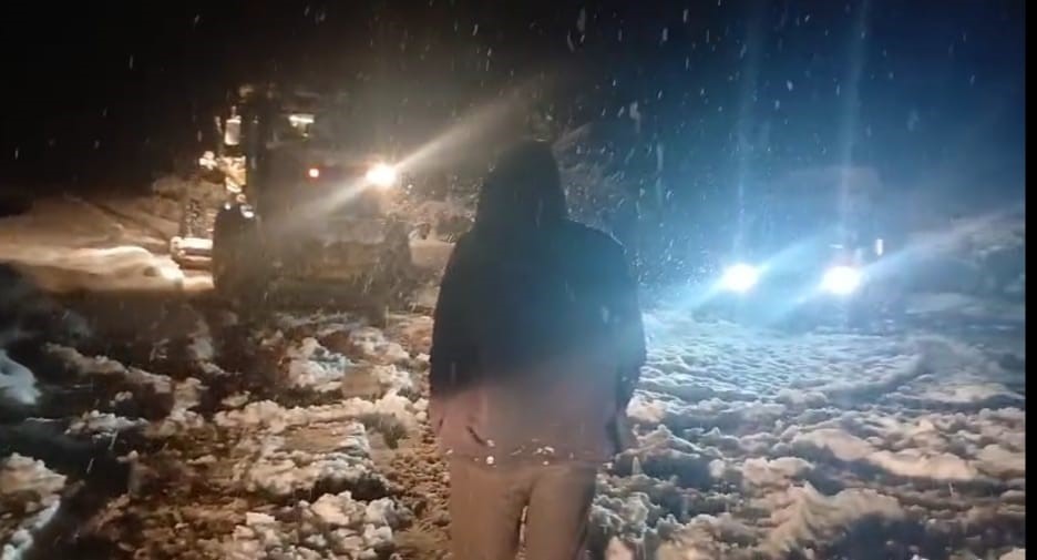 Batman’da köy yolunda mahsur kalan 10 kişi lurtarıldı
