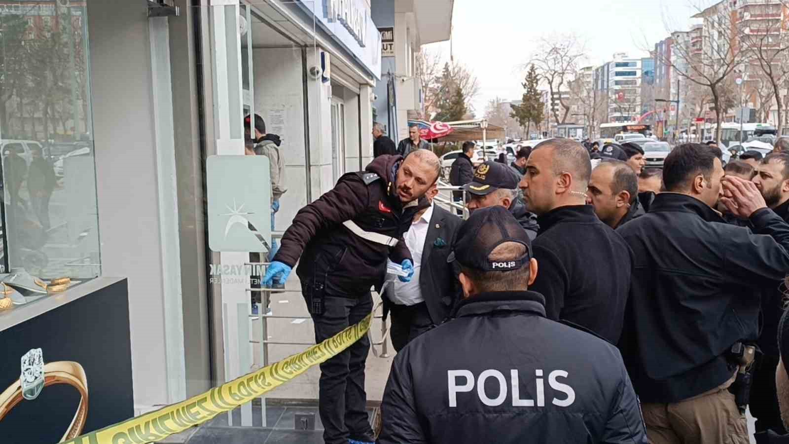 Batman’da kuru sıkı tabancayla kuyumcu soygunu: 1 kilo altın çalındı
