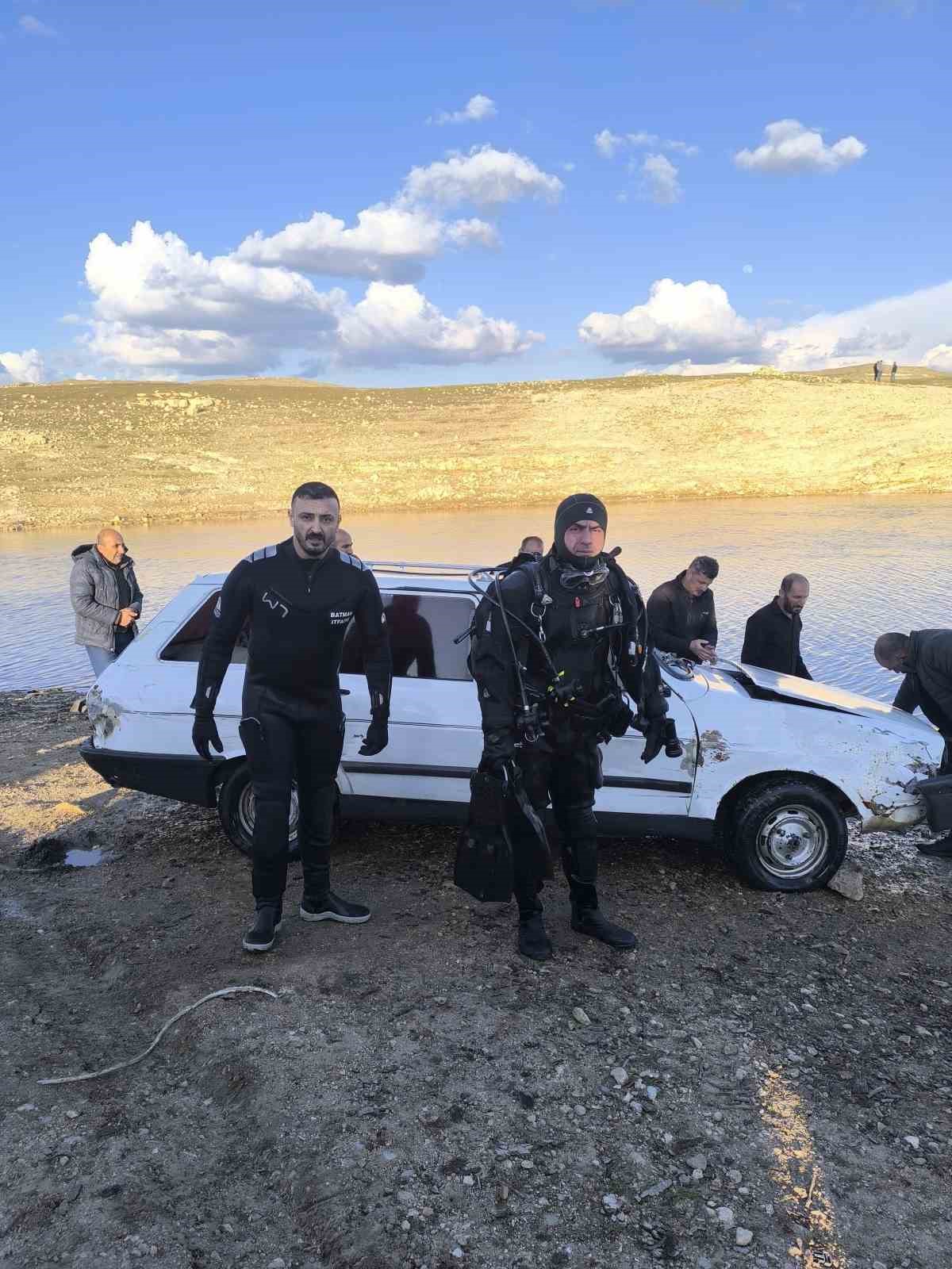Batman’da nehir kıyısına park edilen araç suya gömüldü
