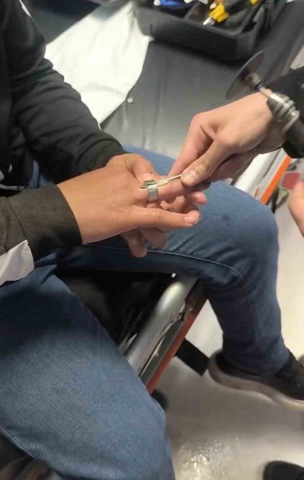 Batman’da parmağa sıkışan yüzük itfaiye ekiplerince çıkarıldı
