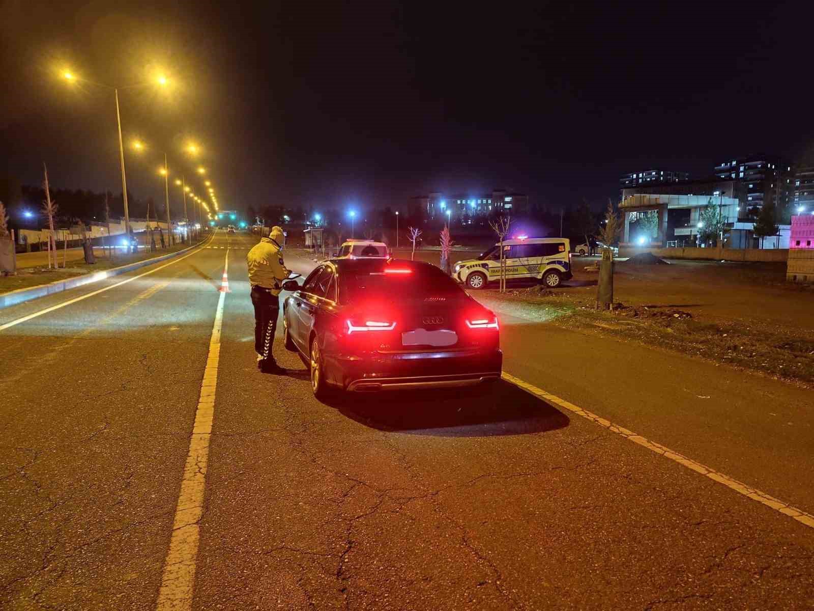 Batman’da radar ve alkol kontrolleri gece boyu sürüyor
