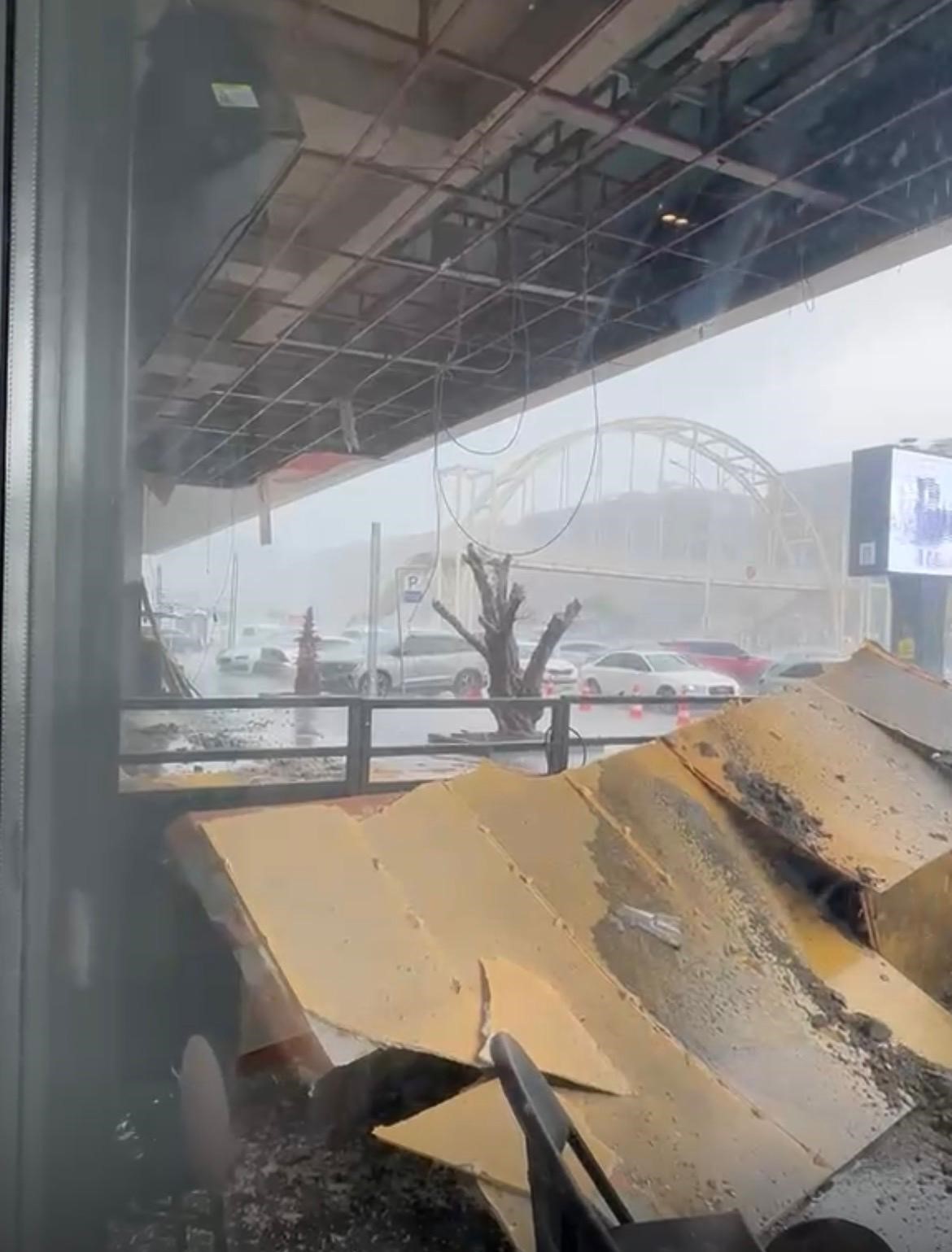 Batman’da sağanak sele neden odu, AVM girişinde tavan çöktü
