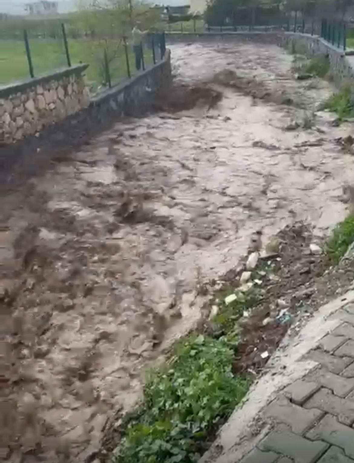 Batman’da sağanak sele neden odu, AVM girişinde tavan çöktü
