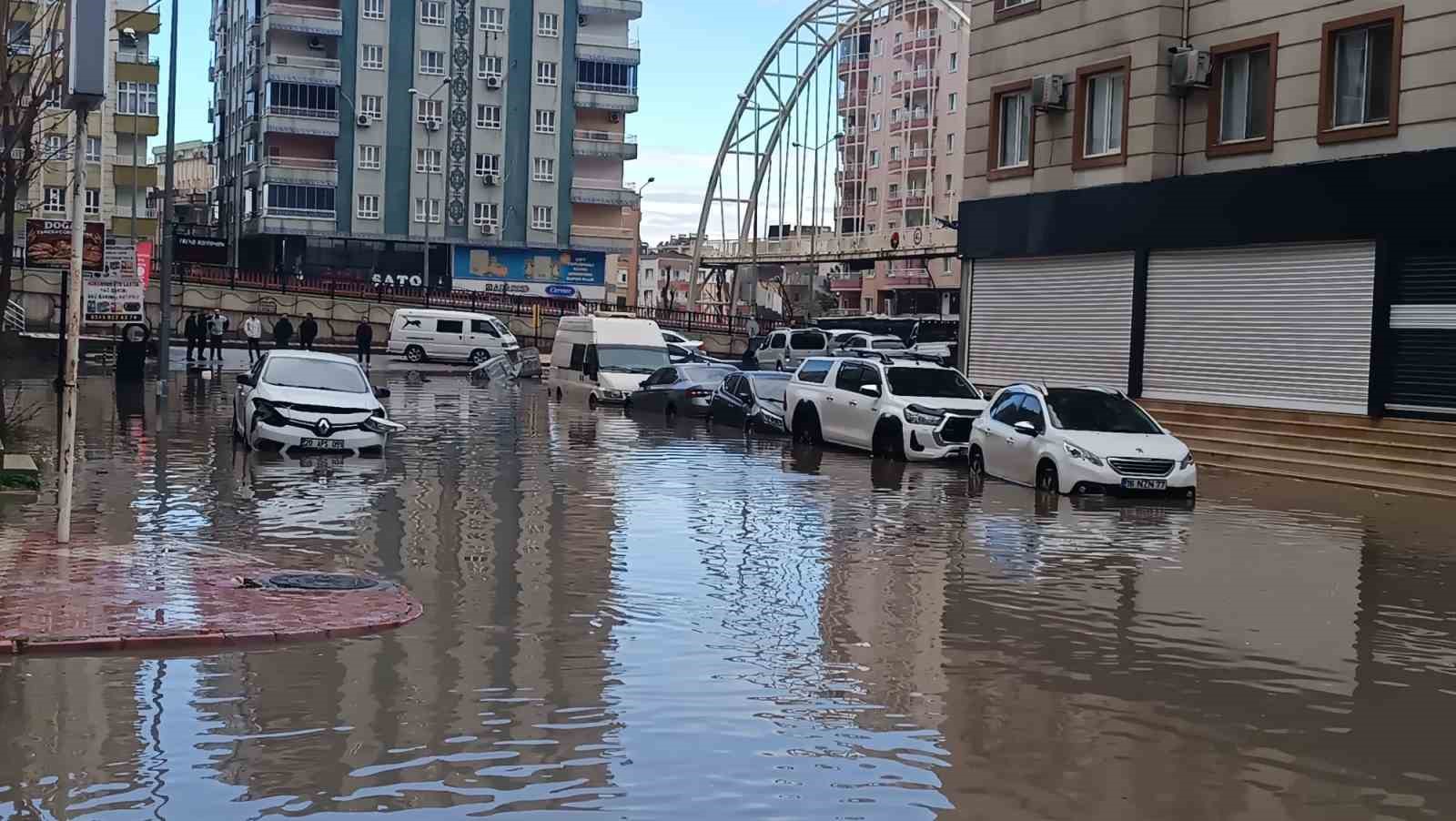 Batman’da sağanak yağış hayatı durma noktasına getirdi
