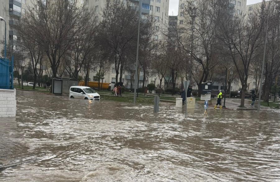 Batman’da sağanak yağış hayatı durma noktasına getirdi
