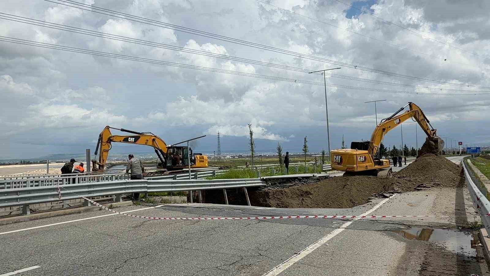 Batman’da sağanak yağış nedeniyle yol çöktü, Güney Çevre Yolu ulaşıma kapatıldı
