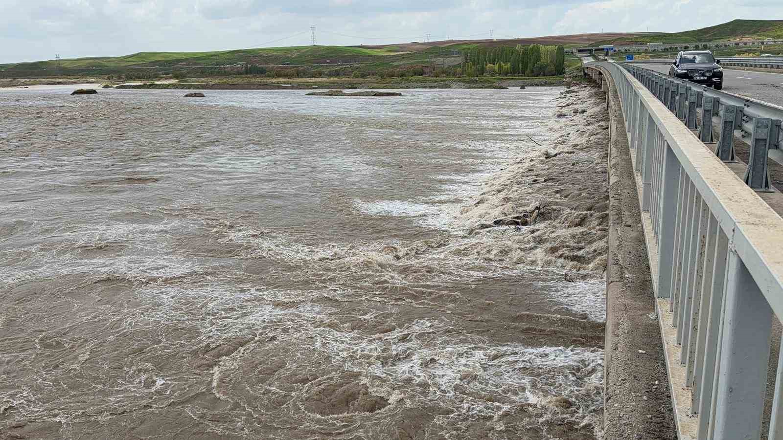 Batman’da sağanak yağış nedeniyle yol çöktü, Güney Çevre Yolu ulaşıma kapatıldı

