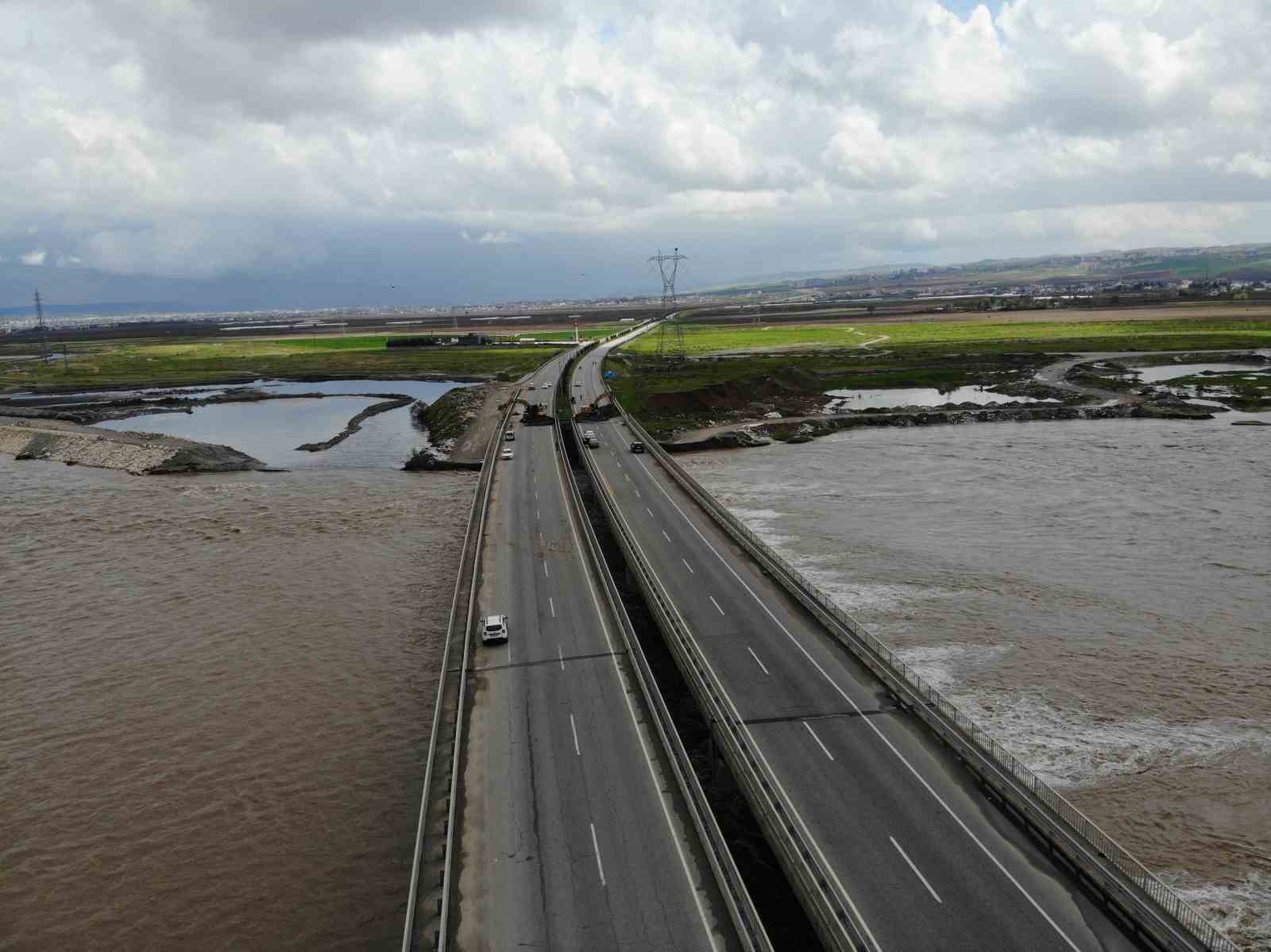 Batman’da sağanak yağış nedeniyle yol çöktü, Güney Çevre Yolu ulaşıma kapatıldı
