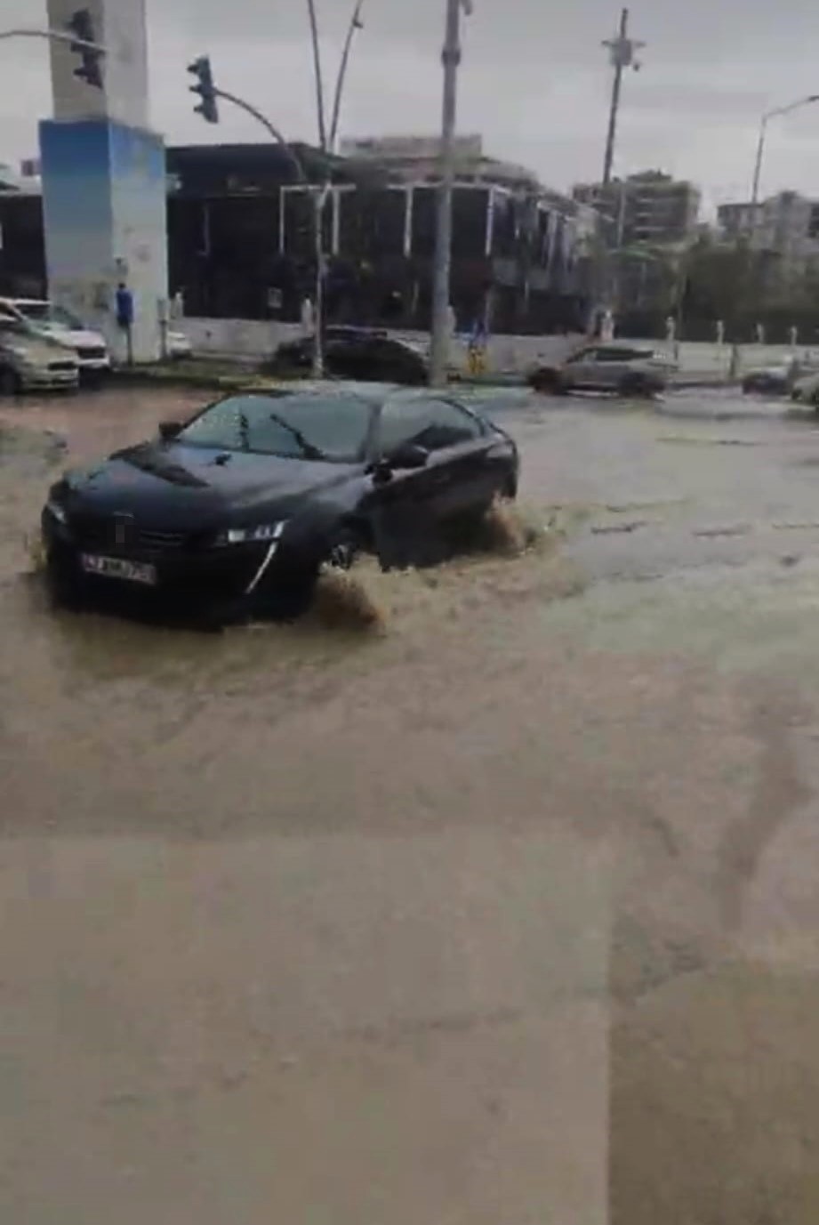 Batman’da sağanak yağış nedeniyle yollar göle döndü, sürücüler zor anlar yaşadı
