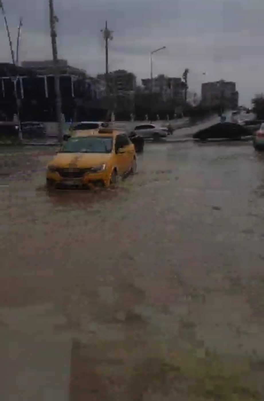 Batman’da sağanak yağış nedeniyle yollar göle döndü, sürücüler zor anlar yaşadı
