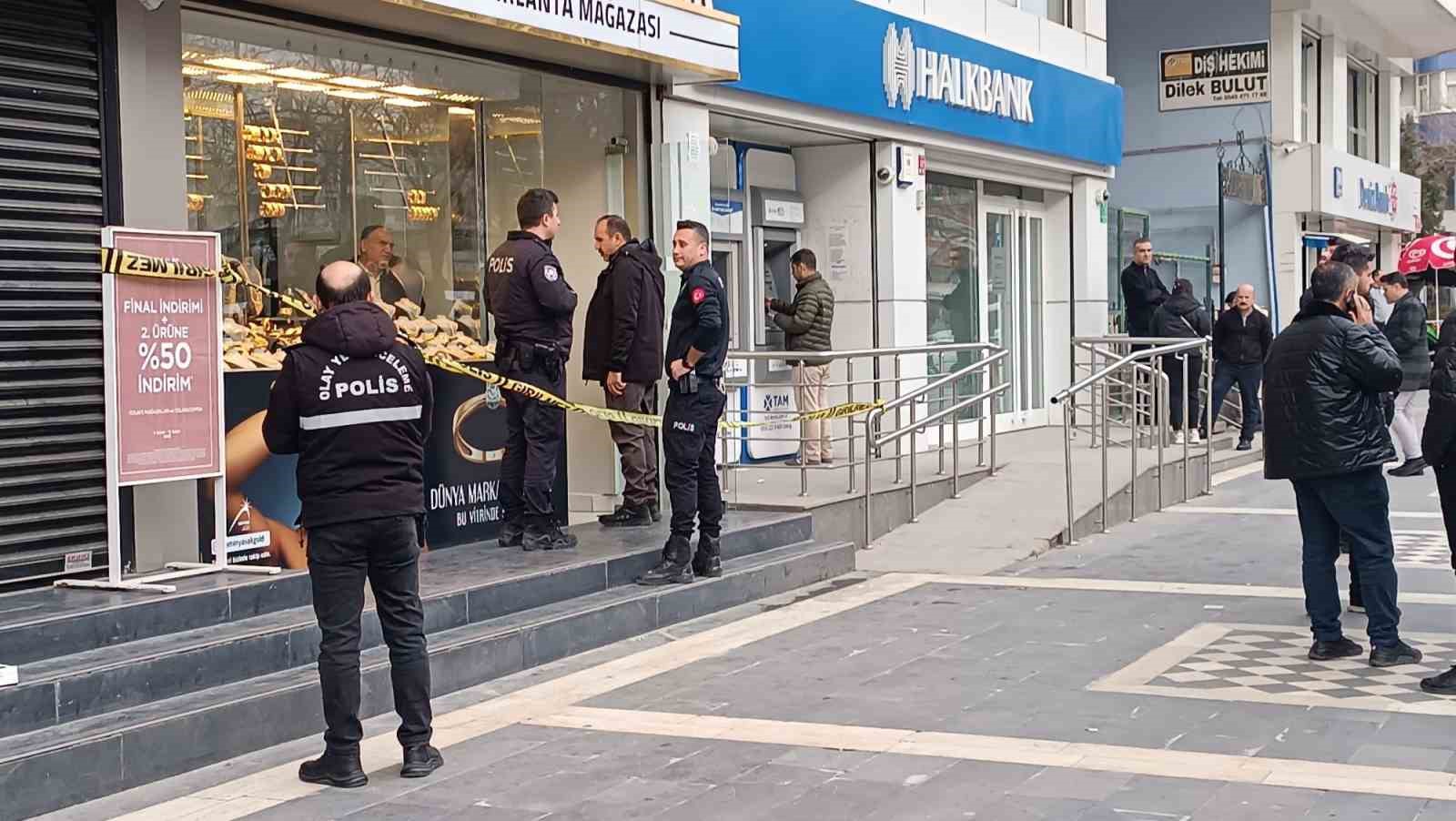 Batman’da silahlı kuyumcu soygunu: Kar maskeli 2 şüpheli, çaldıkları altınla birlikte kaçtı
