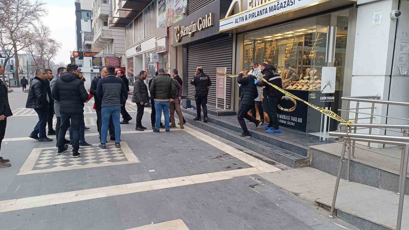 Batman’da silahlı kuyumcu soygunu: Kar maskeli 2 şüpheli, çaldıkları altınla birlikte kaçtı
