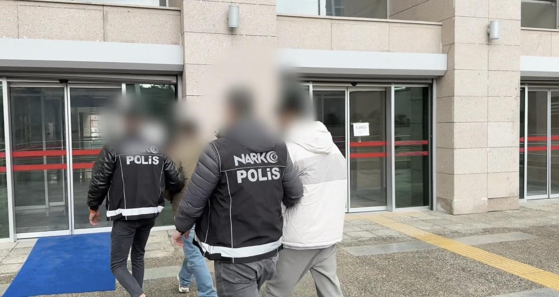 Batman’da şüpheli görülen takside 3 kilo metamfetamin ele geçirildi: 2 tutuklama
