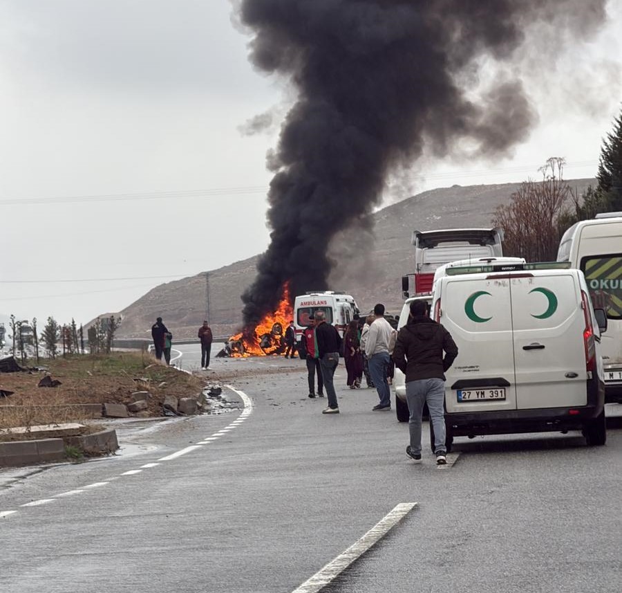 Batman’da sürücüsünün kontrolünden çıkan otomobil takla atıp alev aldı
