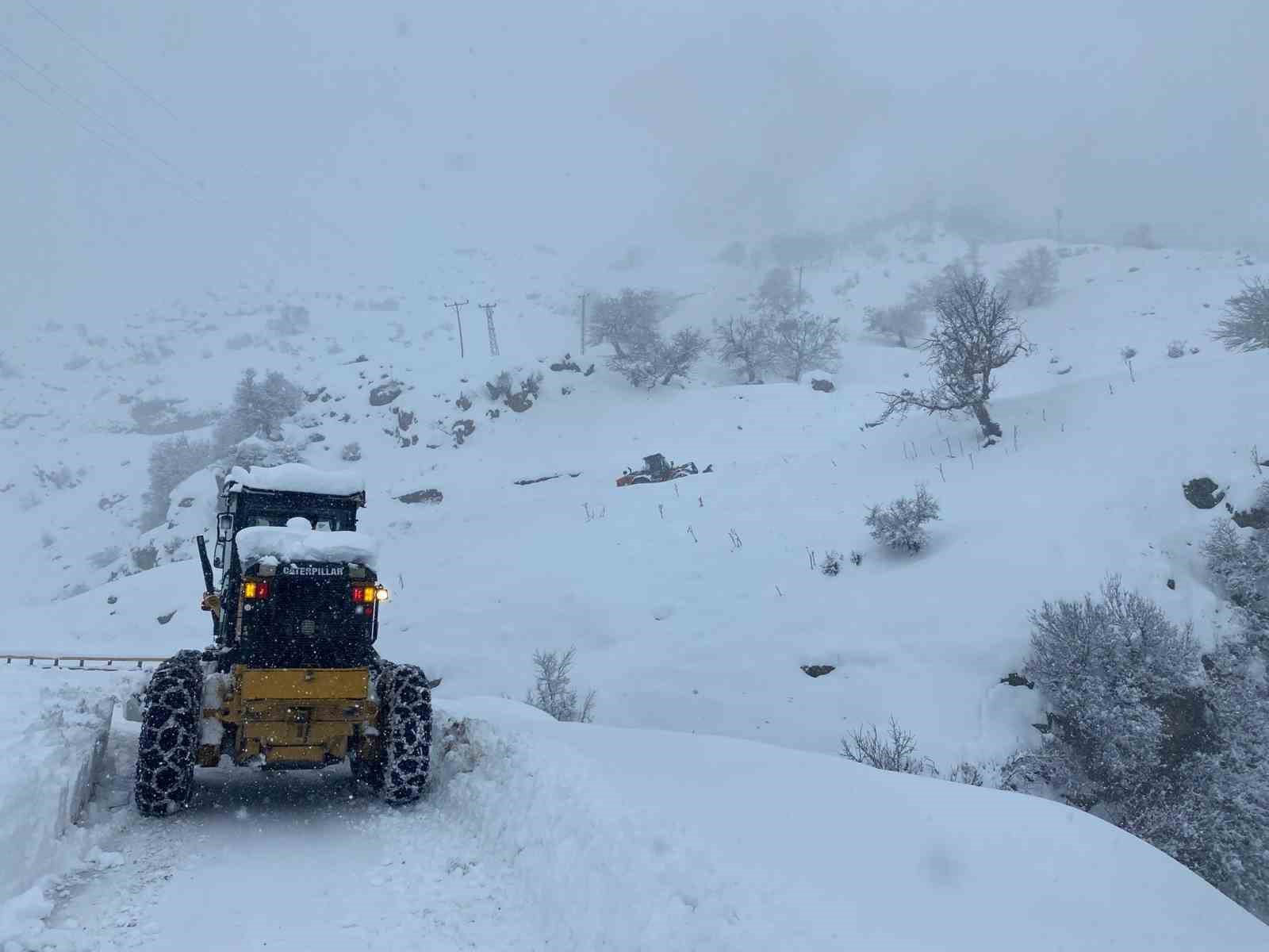 Batman’da ulaşıma kapanan 500’ün üzerindeki yerleşim yeri yolu için çalışmalar sürüyor
