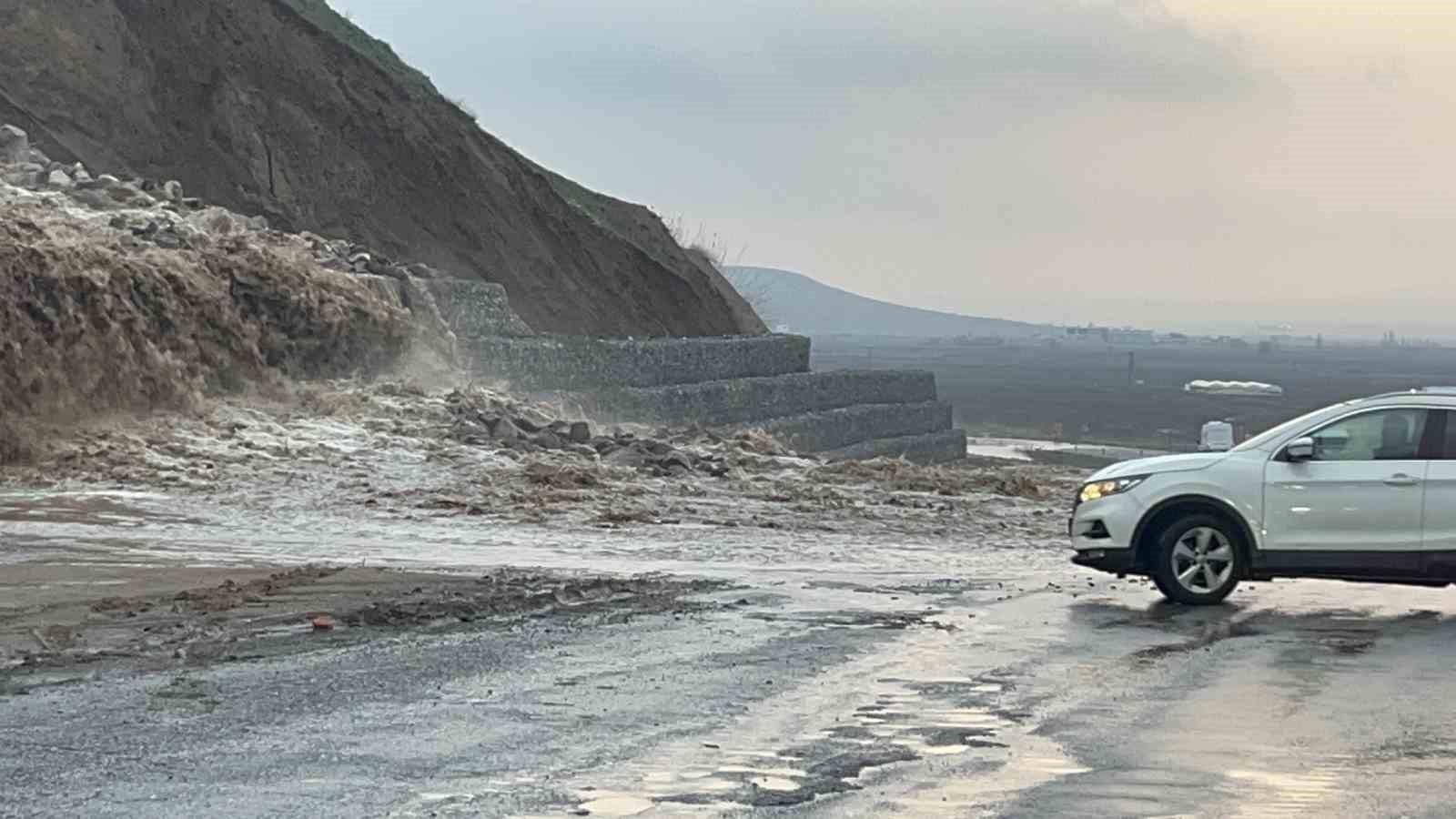 Batman’da yağmur sonrası sulama kanalı taştı: Kara yolu tek şeride düştü
