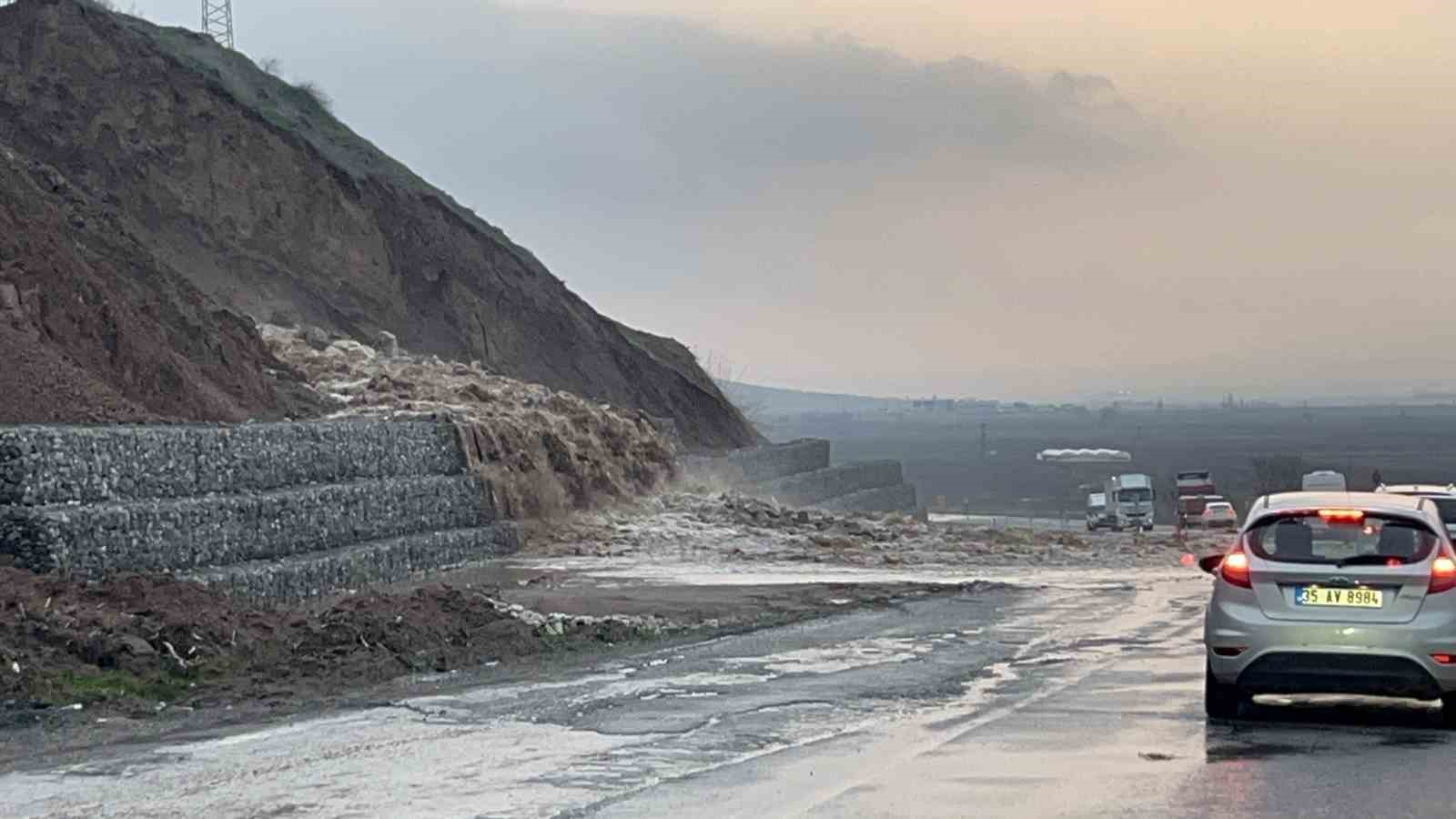 Batman’da yağmur sonrası sulama kanalı taştı: Kara yolu tek şeride düştü
