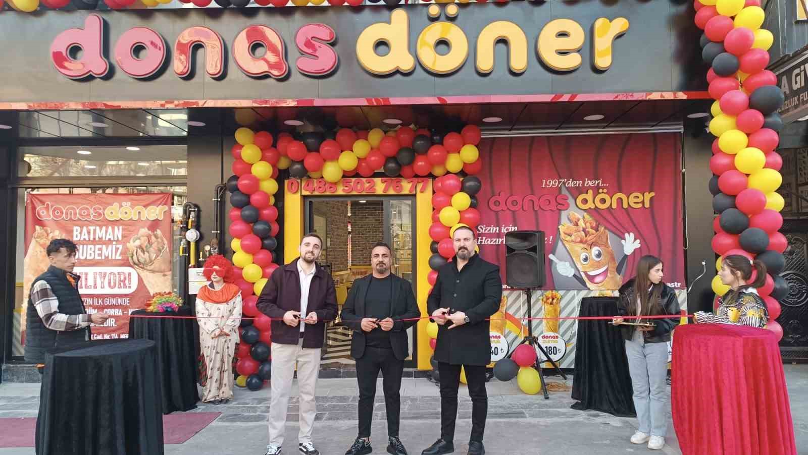 Batman’da yeni açılan dönerci, bin kişiye ücretsiz iftar dağıttı
