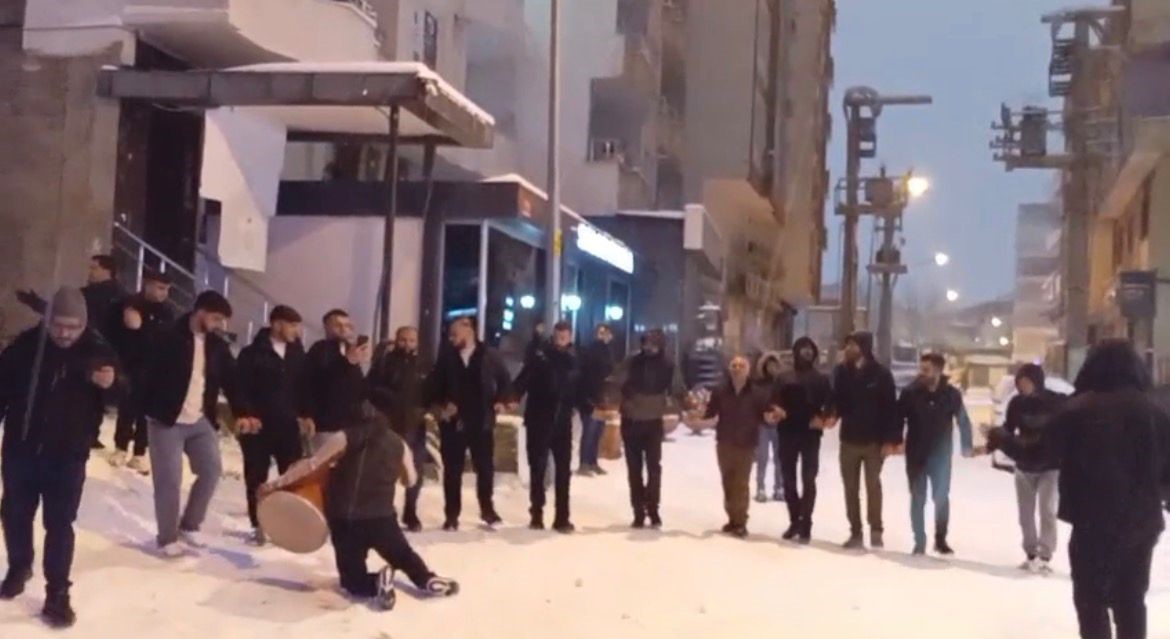 Batman’da yıllar sonra gelen kar sevinci: Davul zurna, halay ve kızak keyfi
Batman’da yıllar sonra gelen kar sevinci: Davul zurna, halay ve kızak keyfi
