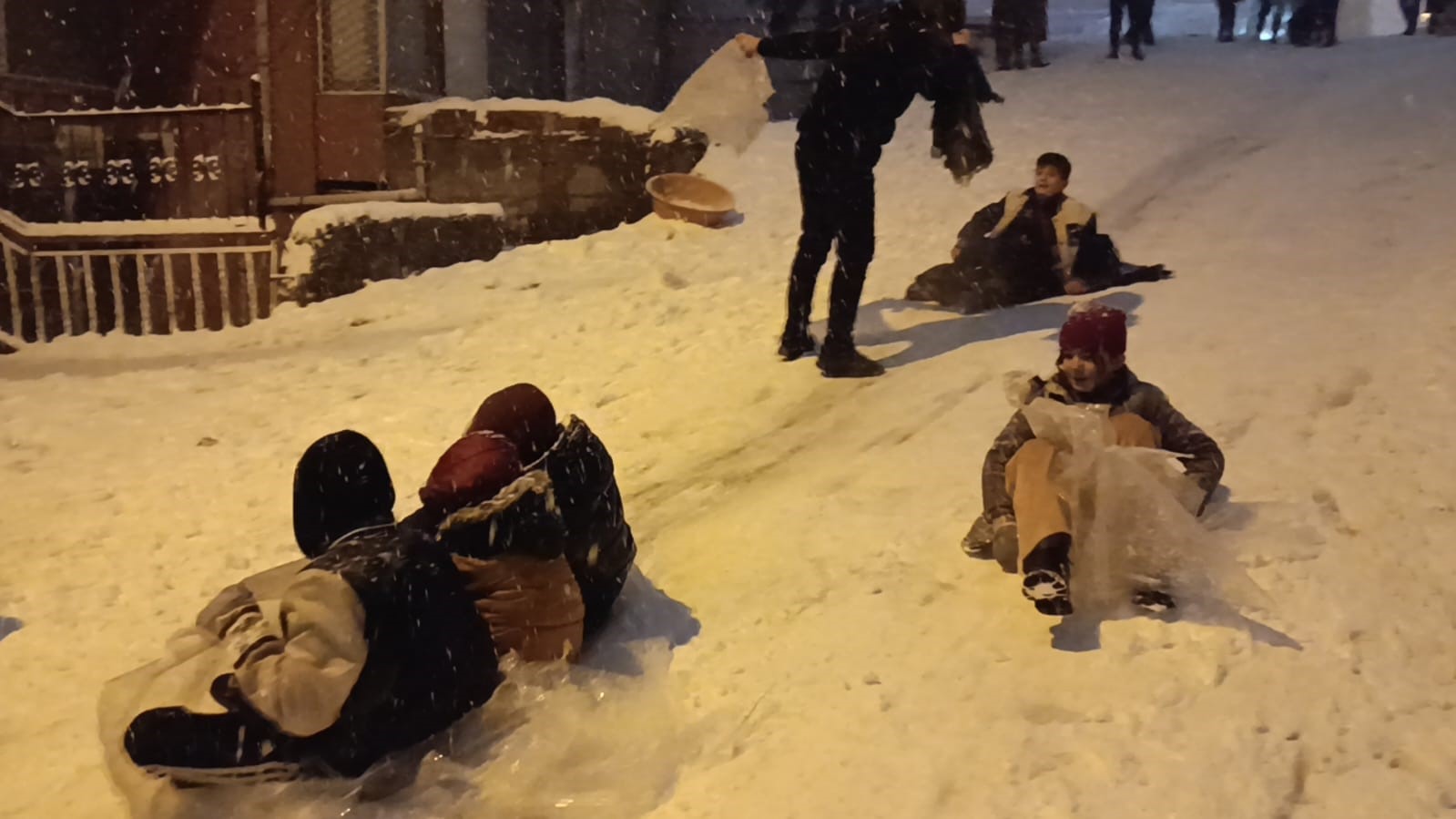 Batman’da yıllar sonra gelen kar sevinci: Davul zurna, halay ve kızak keyfi
Batman’da yıllar sonra gelen kar sevinci: Davul zurna, halay ve kızak keyfi